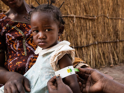 WFP/Vincent Tremeau Mantapala refugee settlement, Nchelenge district, Zambia. Mukata Santé's daughter gets screened for malnutrition.