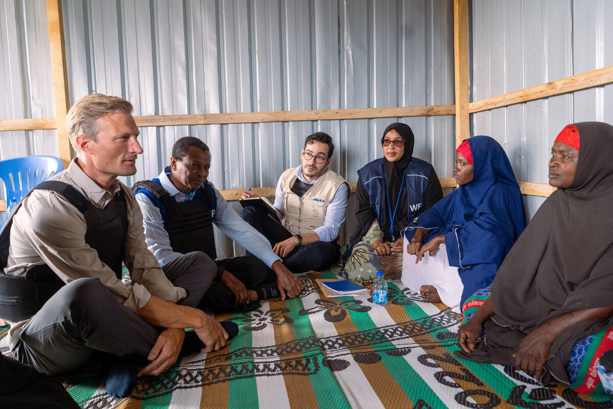 Photo: WFP/photo gallery. WFP Deputy Executive Director Carl Skau visiting WFP programme sites in Baidoa, Somalia