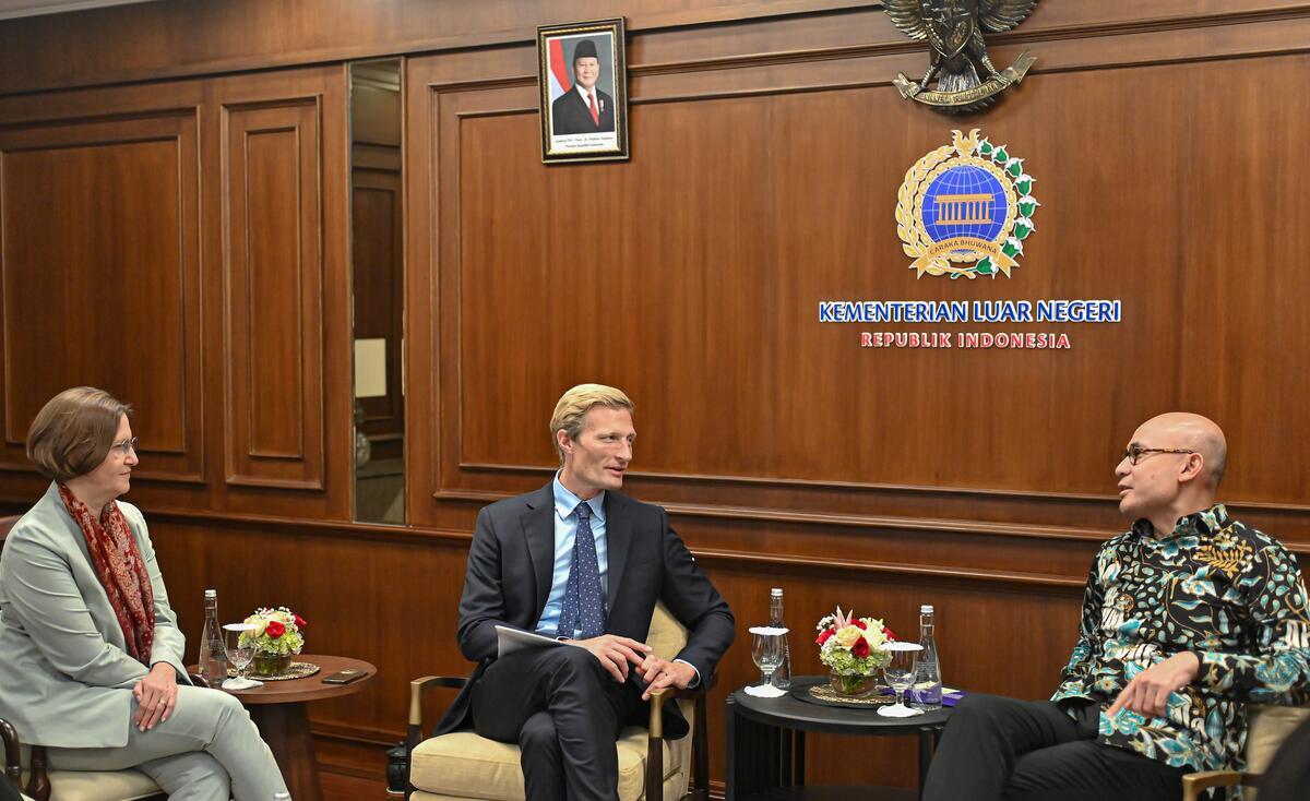 Photo: WFP/Angga  WFP Deputy Executive Director Carl Skau meeting with Vice Minister of Foreign Affairs, Ministry of Foreign Affairs of the Republic of Indonesia, Mr. Arrmanatha Christiawan Nasir, Jakarta, Indonesia.