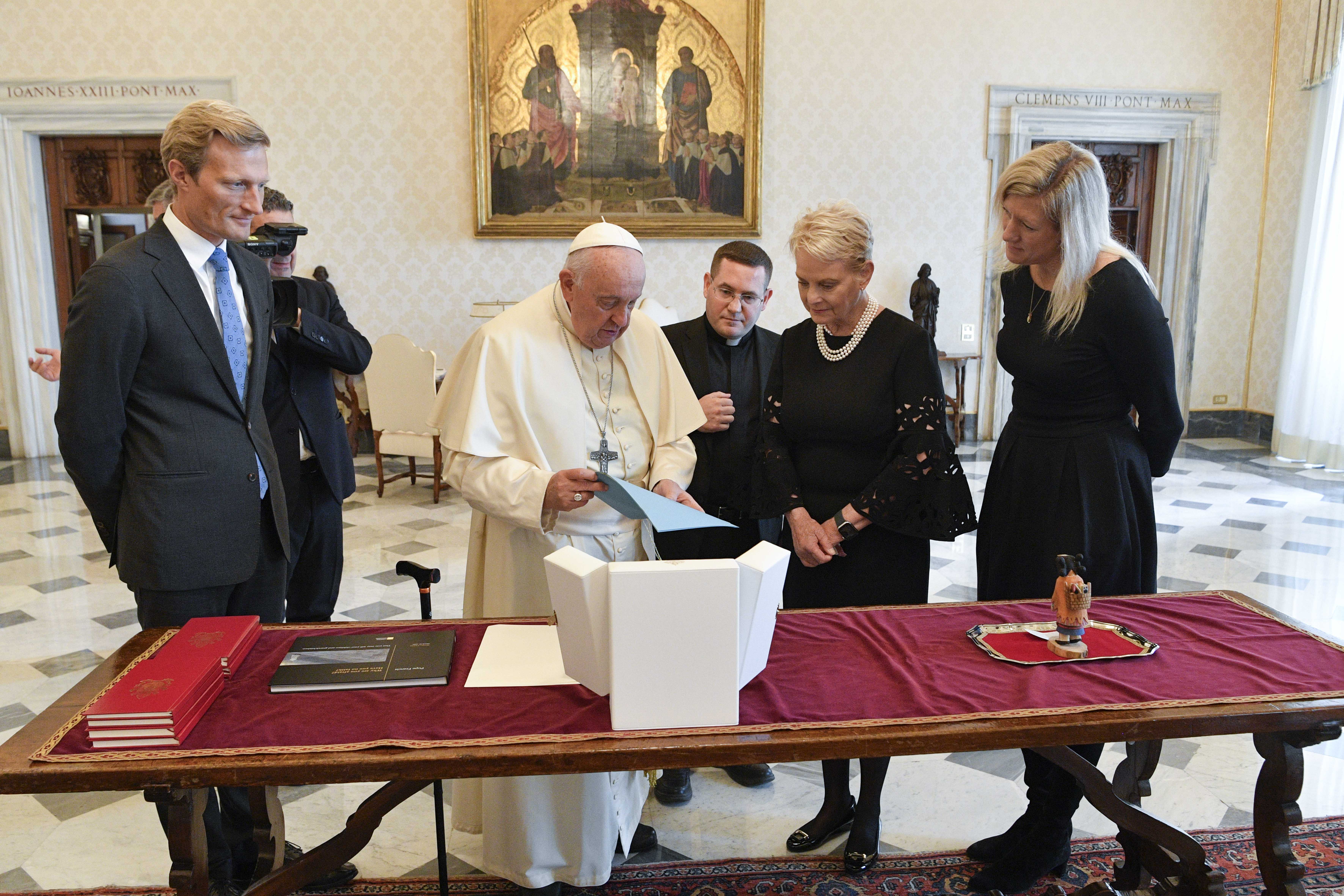 Pope Francis meets World Food Programme Head Cindy McCain ...