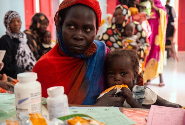 Sittna and her mother Magedah at the WFP-supported health centre in Port Sudan. © WFP/Abubakar Garelnabei