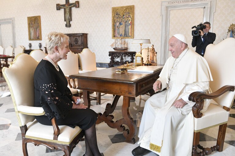 Pope Francis meets World Food Programme Head Cindy McCain - conversation focuses on hunger and peace