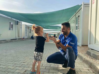 WFP and its partners provides vital support to Syrian and Ukrainian refugees through out the country. WFP Associate Cemil Mahlı ile playing with an Ukranian refugee girl in Elazig Temporary Accommodation Centre. 