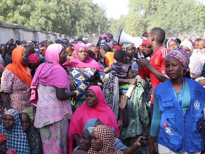 WFP/Amadou Baraze Men, women and children in WFPs distribution center in Nigeria