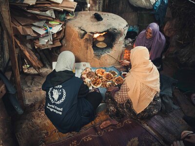 Fresh manakish in the making in north Gaza by Maradi, a WFP e-voucher recipient. 