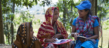 WFP staff talking to beneficiaries