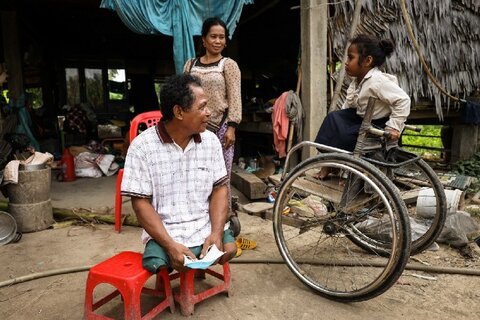 In Cambodia, people with disabilities receive WFP assistance following floods