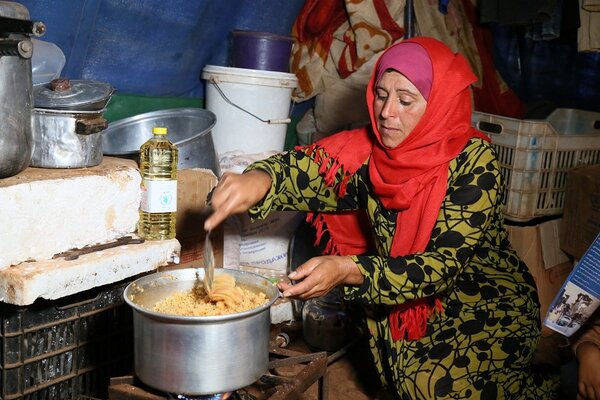 WFP distributes food packages in Syria that include rice, lentils, bulgur wheat, vegetable oil, sugar, salt and bread baked in local bakeries. Photo credit: WFP/Hussam Saleh