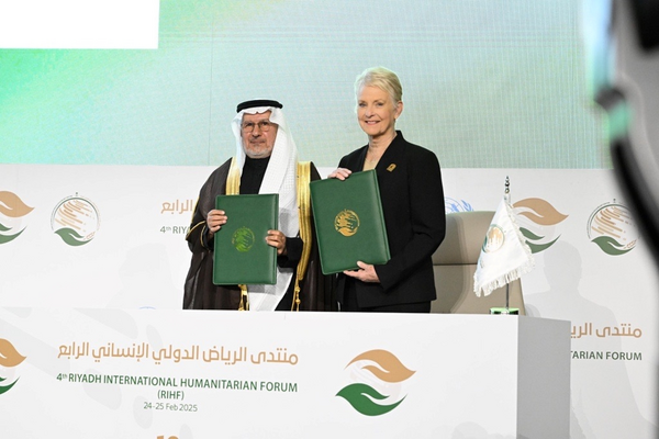 Photo Credit: KSrelief. WFP Executive Director Cindy McCain and H.E. Dr. Abdullah bin Abdulaziz al Rabeeah, Royal Court Advisor and Supervisor General of KSrelief sign Joint Cooperation Program (JCP) at the 4th Riyadh International Humanitarian Forum (RIHF), Riyadh, Saudi Arabia.