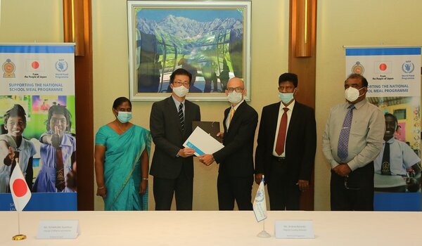 Kitamura Toshihiro, Charge d’Affaires ad interim of Japan to Sri Lanka and Andrea Berardo, WFP Deputy Country Director of Sri Lanka, sign the Exchange of Notes for the donation of canned fish.