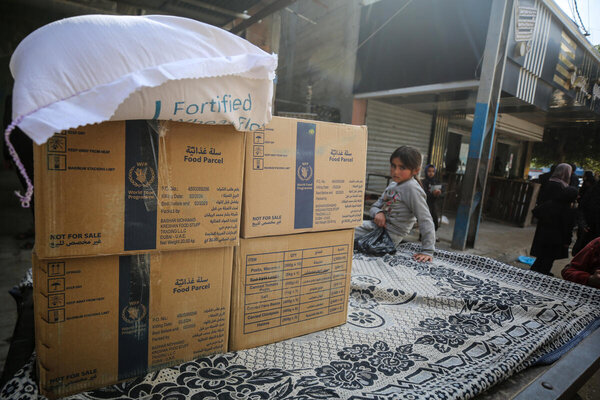 Photo: WFP/photo gallery. In the photo: WFP distribution point operated at the Nusierat camp by WFP's partner, Global Communities.