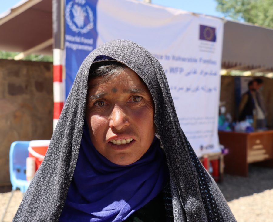 Homina collects her food assistance at the WFP site, this is her fourth time receiving food assistance. WFP/Shelley Thakral