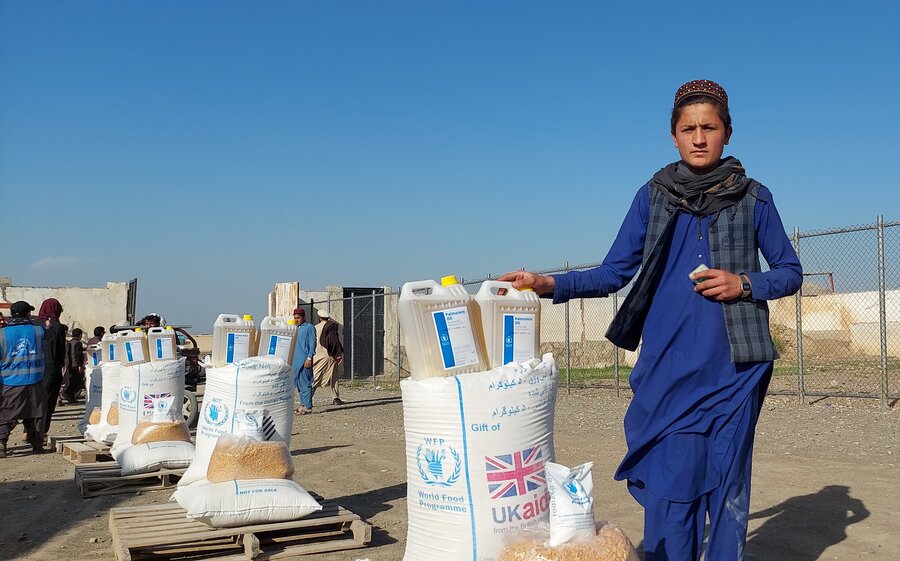 Asefullah in food distribution point