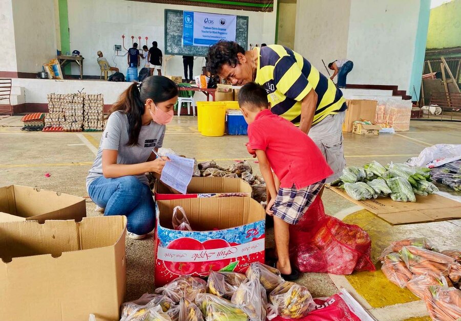 A man chooses fresh produce, as part of WFP-supported food assistance. WFP/Zuhaina Abubacar