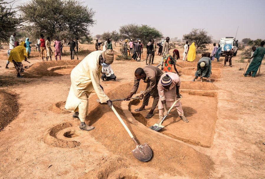 Half moons in Niger Evelyn Fey