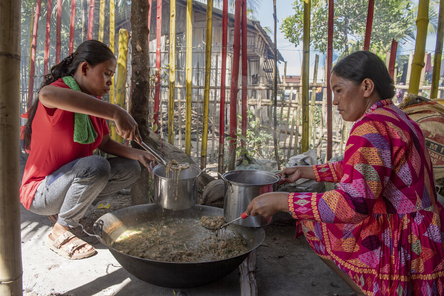 WFP Phillippines - HGSF - parents cooking meals