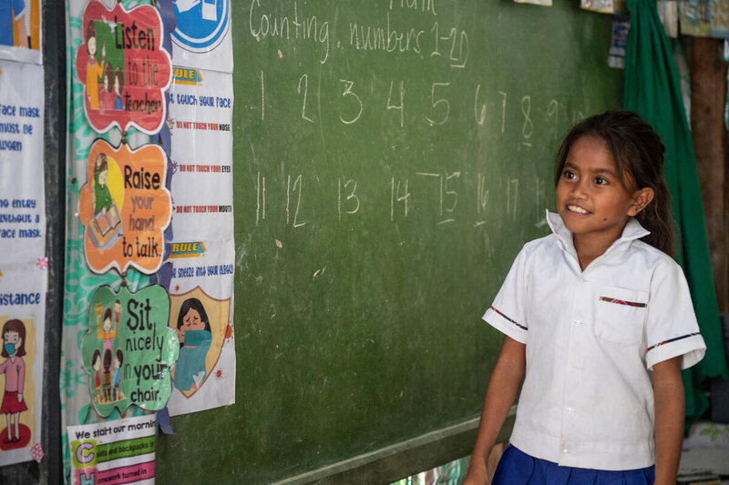 WFP Philippines -- HGSF -- child at school