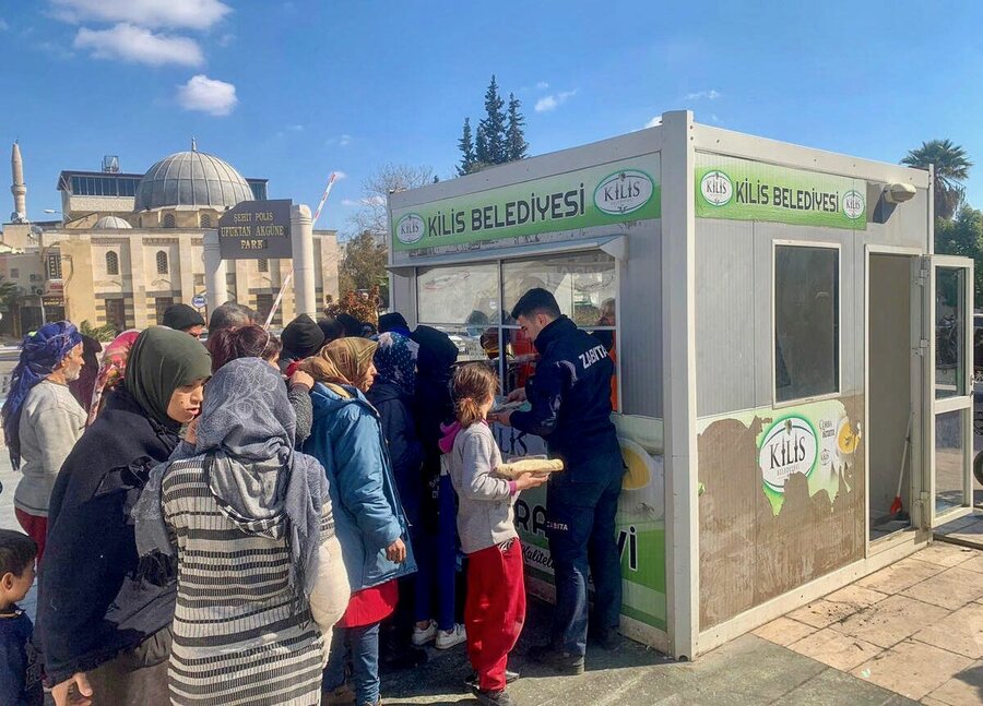 People line up for WFP hot meals in Kilis, Turkiye. Photo: WFP/Feride Yildrim