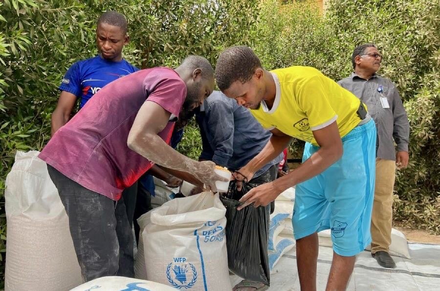 A WFP food distribution to conflict-displaced people in Port Sudan. Photo: WFP/Mohamed Elamin 