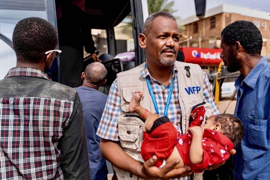 WFP's Ammar Elsheikh hopes for peace in Sudan, so children can resume normal lives. Photo: OCHA/Ala Kheir