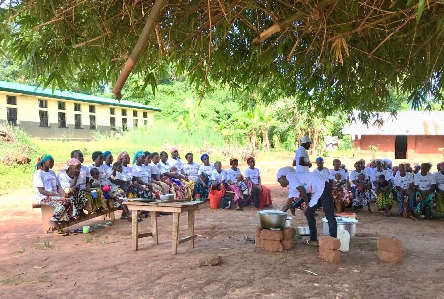 Villagers attend a WFP-supported cooking class in Inke village, DRC. Photo: WFP/Hedley Tah