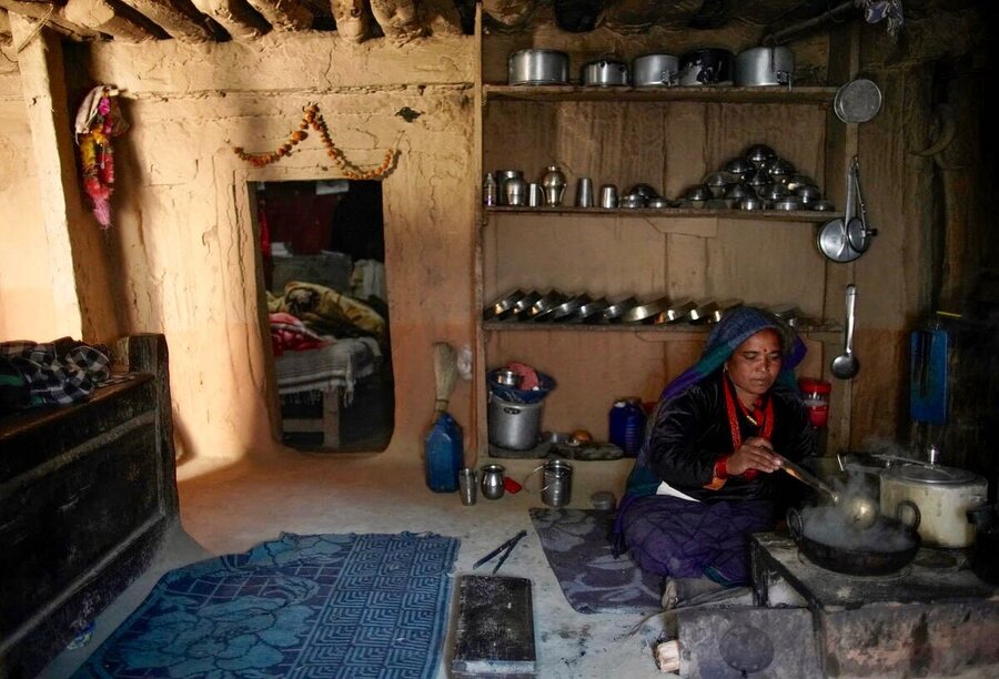 Tara cooks a meal at her house. Photo: WFP/Sarwan Shrestha