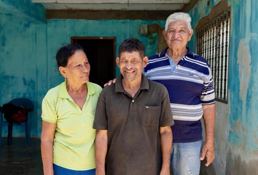 Luis Garcia (R) with his son, Luis Enrique (C), who began school for the first time in his life this year. Photo: WFP/Marianela Gonzalez