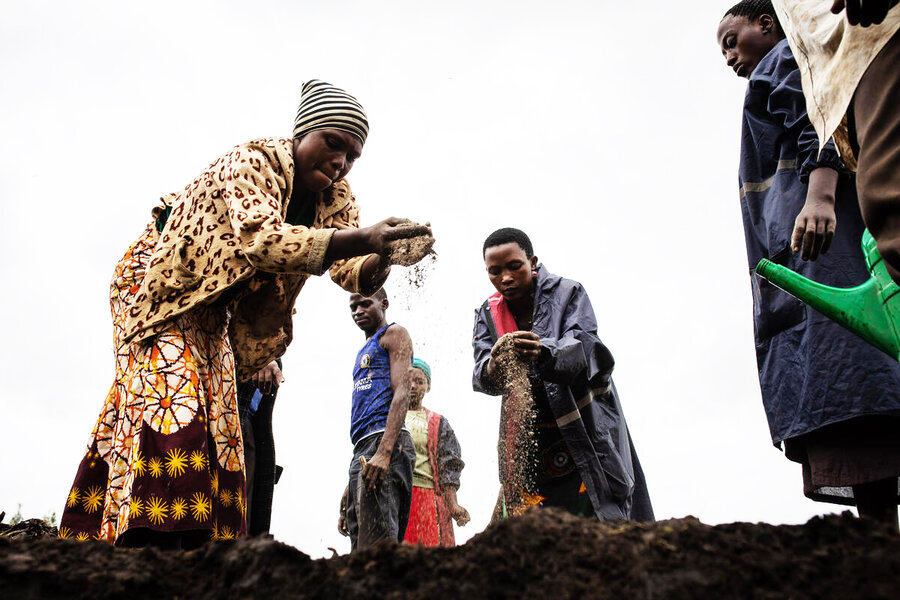 Uganda_refugees_WFP_ Kibuuka_Mukisa_WF1813722_8V9B2310