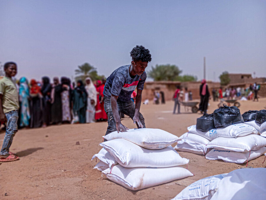 People line up for WFP emergency food distributions in Khartoum State, the first since December, due to access challenges. Photo: We're all Values/Ahmed KowartyPeople line up for the first WFP distributions in Khartoum State since December, due to access challenges. Photo: We're all Values/Ahmed Kowarty