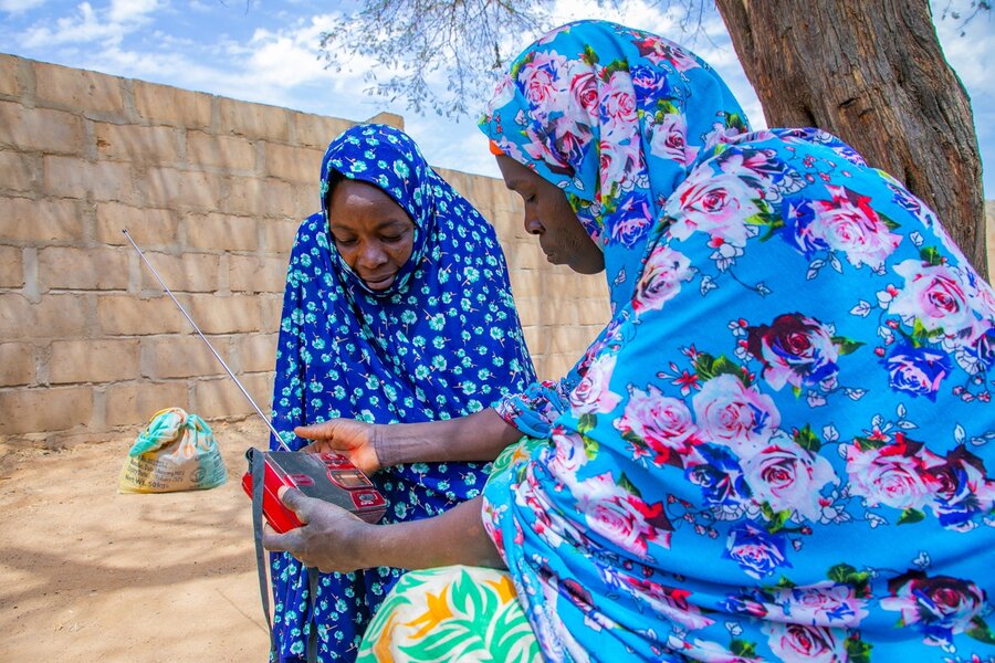 Niger farmers like these get key information on market prices and production tips via local radio. Photo: WFP/Adamou Sani Dan Salaou