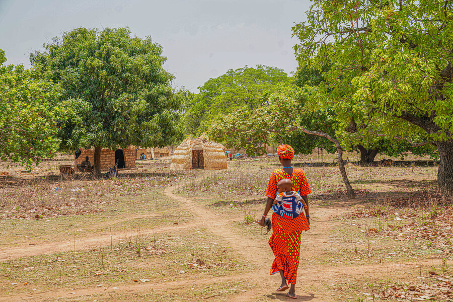 Rainatou and her youngest child head home in the Ivorian town of Serifresso, where her family depends on support from local residents and WFP. Photo: WFP/Marie Dasylva