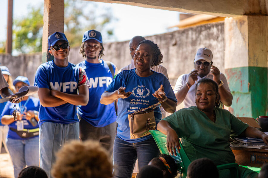 A WFP staffer shows Innoss'B around a health centre supported by WFP in Kalemie