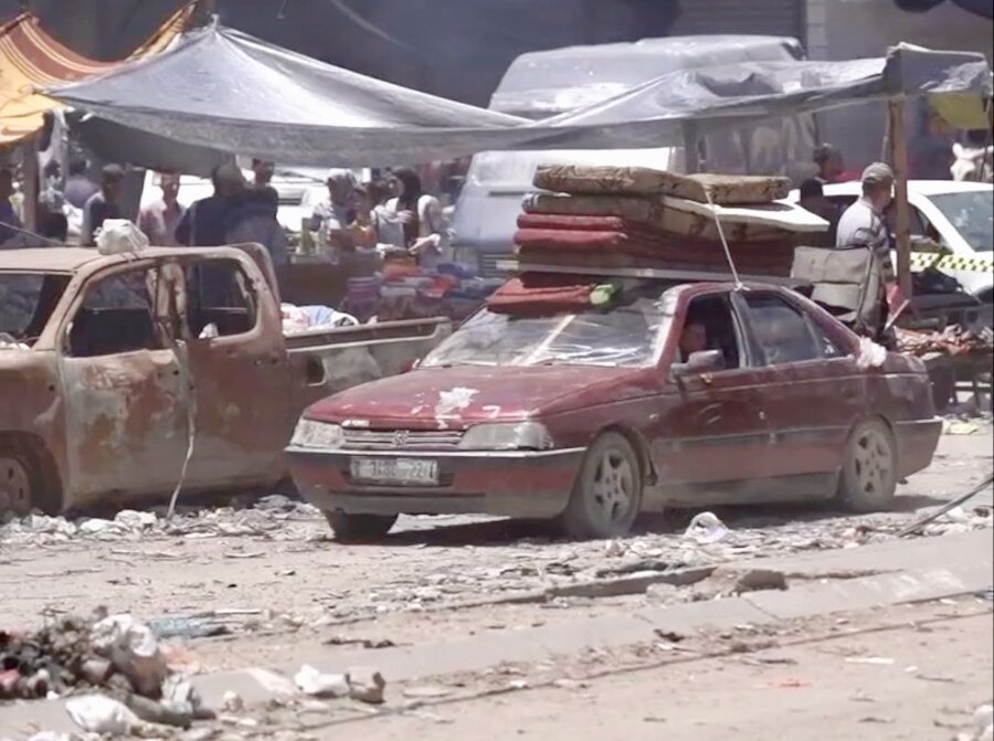 A car navigates the destruction in Gaza. Photo: WFP