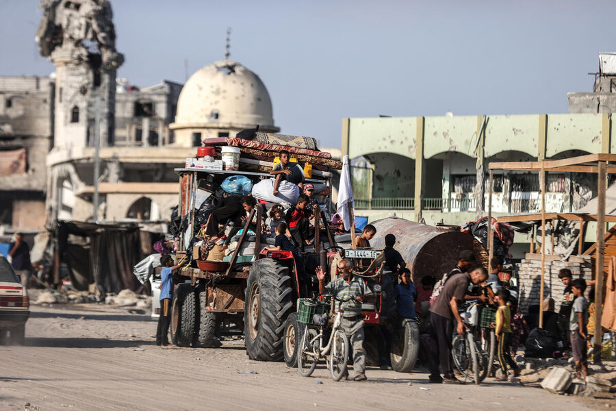 People fleeing conflict in Gaza. Such emergencies create unsanitary conditions that pose health risks to pregnant and nursing mothers and their children. Photo: WFP/Ali Jadallah