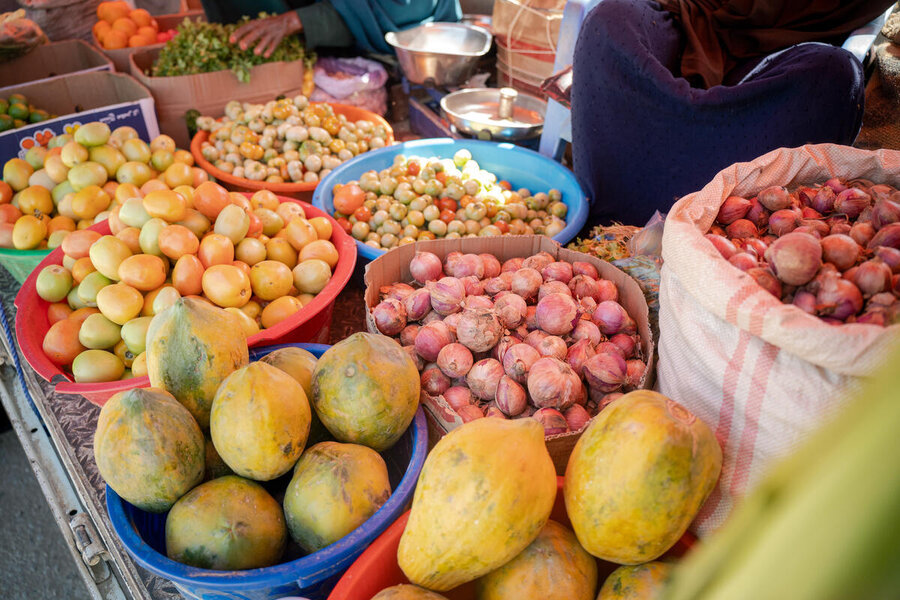 Locally grown produce on sale in Puntland's markets is drawing wonder from shoppers used to buying fruits and vegetables trucked in from Mogadishu. Photo: WFP/Arete/Utaama Mahamud