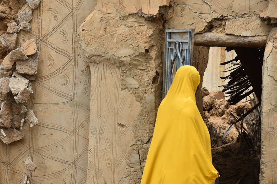 Aminata Toure looks at her ruined home in Mali's Gao region. Photo: WFP/Mahamadou Abdourhamane