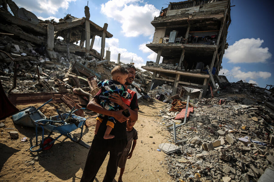 Suliman and one of his children amid the rubble of Khan Younis in Gaza. New expert findings show the enclave risks extreme hunger in the coming months. Photo: WFP/Ali Jadallah