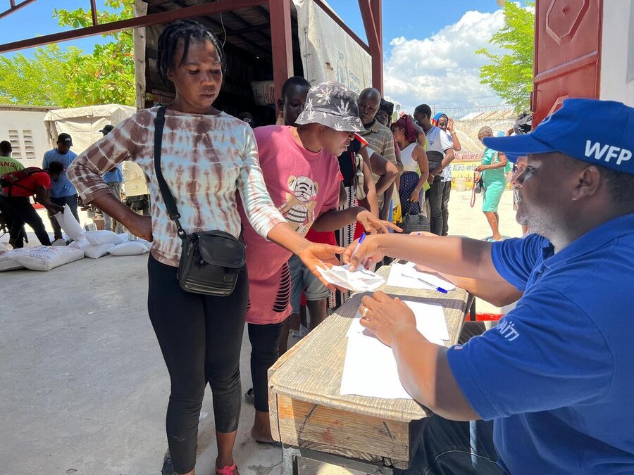 A WFP food distribution in Cité Soleil, outside the Haiti's capital Port-au-Prince, where hunger is skyrocketing. Photo: WFP/Jonathan Dumont