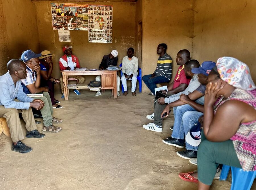 WFP staff meet with local community members in northeastern DRC. Building local bonds, including with area media, is key to raise awareness about our work. Photo: WFP