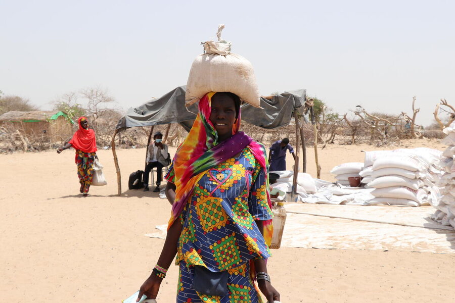 A displaced women receives WFP food assistance in Chad, where many are seeking shelter from conflict and climate shocks. Photo: WFP/Amadou Baraze