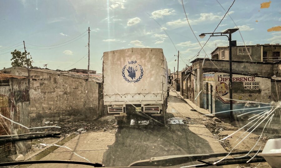 A WFP food truck entering Cité Soleil in 2022, during a lull in the violence. Photo: WFP/Theresa Piorr