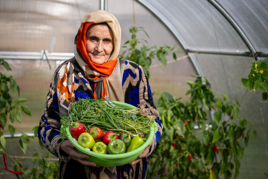 Sharifamoh Solihova displays her greenhouse harvest that has multiplied despite Tajikistan's weather extremes. Photo: WFP/Giulio d'Adamo