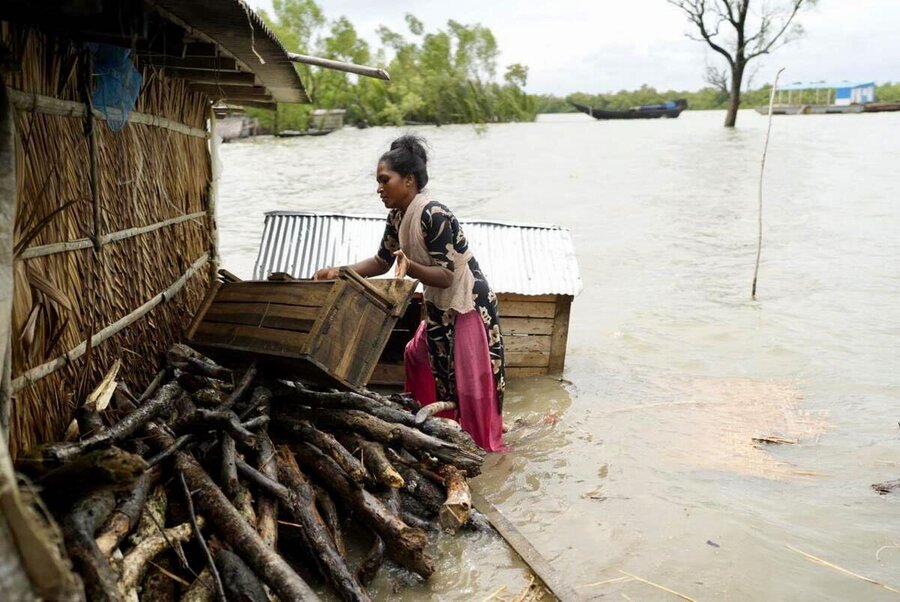 Chompa Munda repairs her home after Cyclone Remal. WFP cash helped tide her family through the worst of the storm. Photo: WFP/Saikat Mojumder