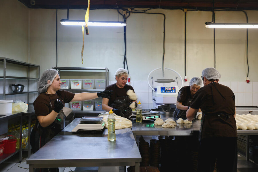 A WFP-supported bakery that supplies fresh bread to Ukraine's frontline areas. WFP/Antoine Vallas