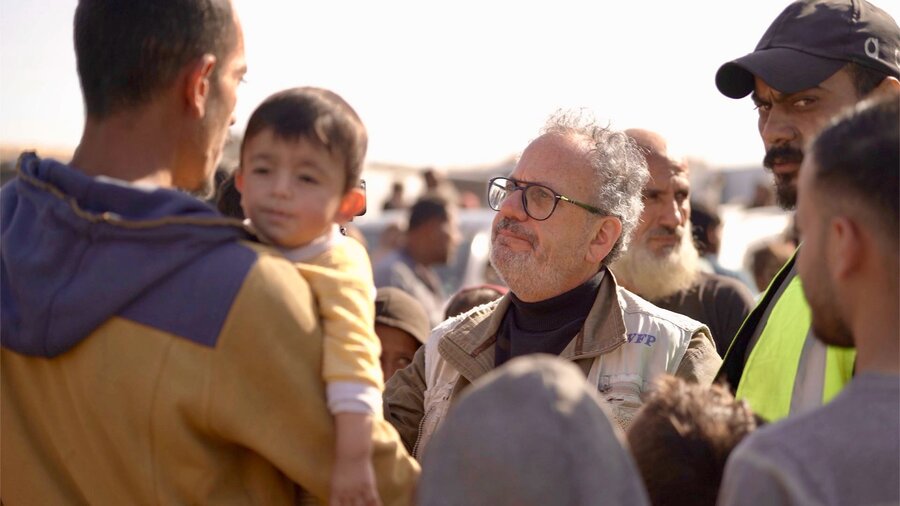 Ibrahim al-Balawi (L), holding his daughter, as he speaks to WFP's Jonathan Dumont. The little girl has known nothing but war. WFP