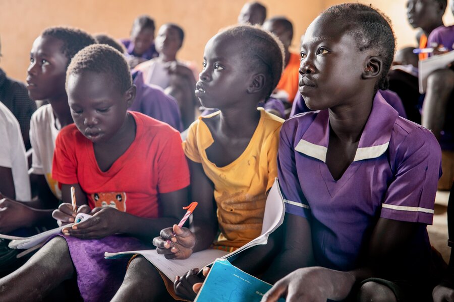 Young pupils at class in Bahr el Ghazal state, South Sudan, which has welcomed hundreds of thousands of Sudanese refugees. Thanks to the WFP-supported food, parents know their kids will no longer go hungry at night. WFP/Eulalia Berlanga 