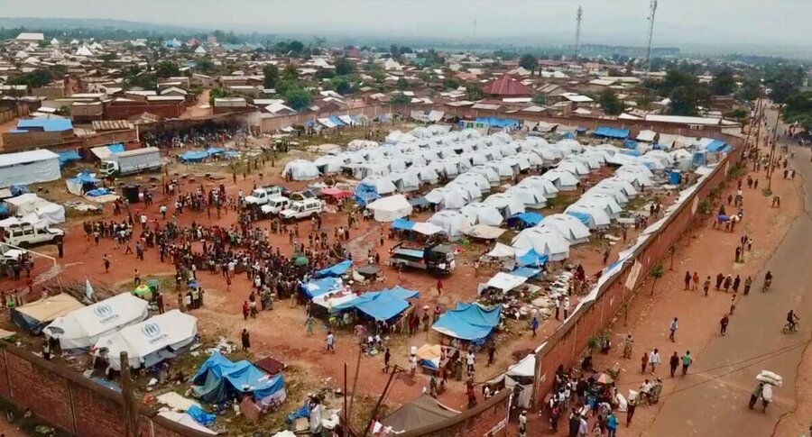 Congolese refugees pack a sports stadium in Rugombo, northwestern Burundi. WFP/Colombe Ishimwe