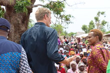 Carl Skau, WFP Deputy Executive Director, and Joyce Msuya, Assistant Secretary-General for Humanitarian Affairs and Deputy Emergency Relief Coordinator, at a WFP food distribution site