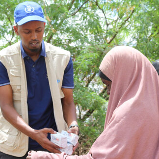 WFP delivers food to people affected by flash floods in Beletweyne, Somalia. WFP/Fatima Hirsi