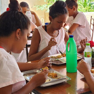 Pregnant women from the maternity home Esperanza Acosta in the province of Granma, receive fresh food such as vegetables, grains, and greens on a regular basis, thanks to the link achieved with WFP's "Actúa Diferente" project.